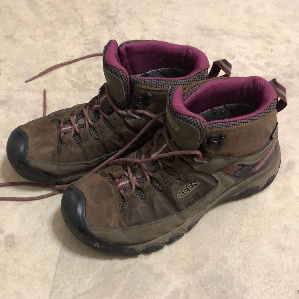Keen women waterproof boots size 9